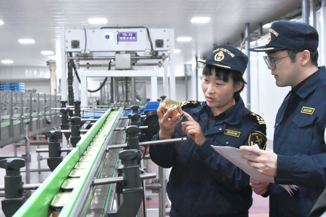 重庆海关关员对首次出口新加坡的猪肉罐头开展现场监管